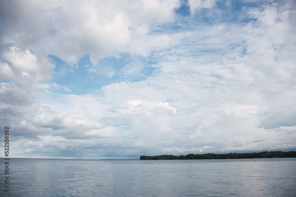 Costa de Livingston en el atardecer mar tranquilo evocando la idea de paz y destino turístico