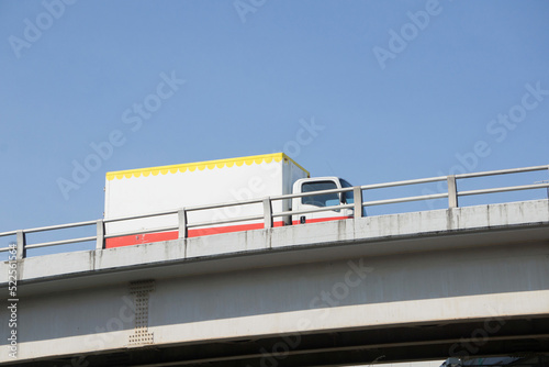 輸送トラック 箱車 陸橋 