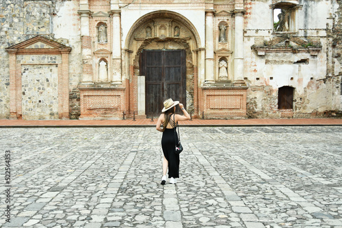 Mujer Guatemalteca en la entrada de las ruinas de la compañia de Jesus en Antigua Guatemala. 