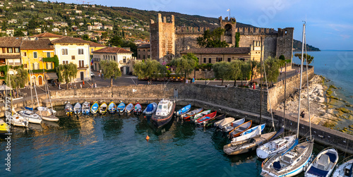 Bild auf Leinwand Scenic places of beautiful lake Lago di Garda
