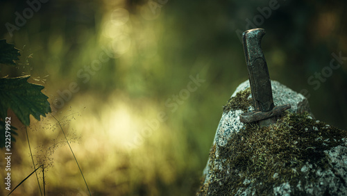 Foto An old knife stuck in a granite stone.Artifacts of the last war.