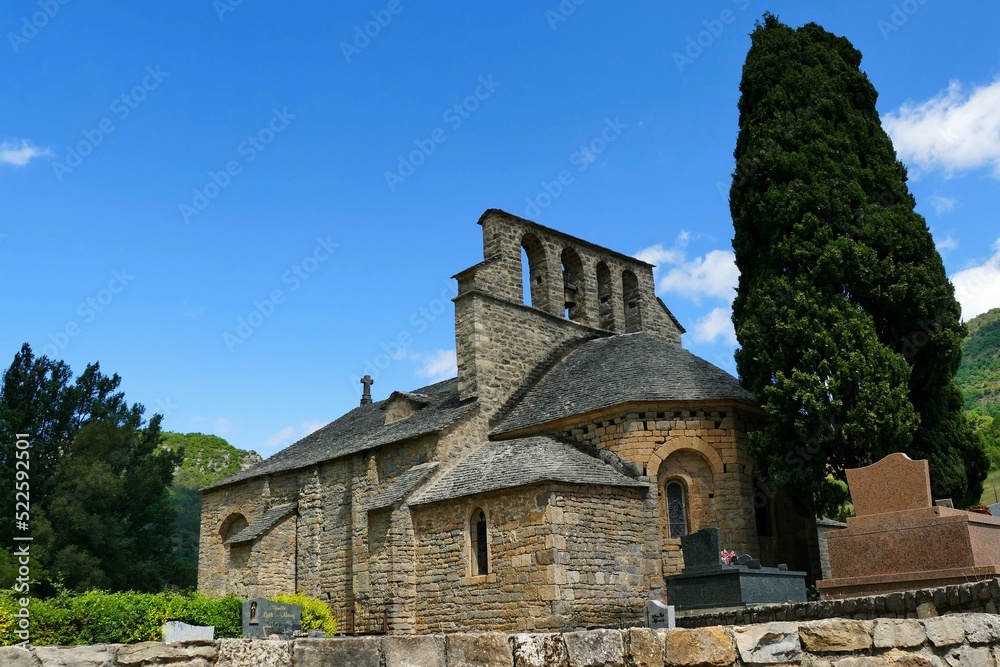 L'église Notre-Dame-des-Champs de Mostuéjouls et le cimetière clos