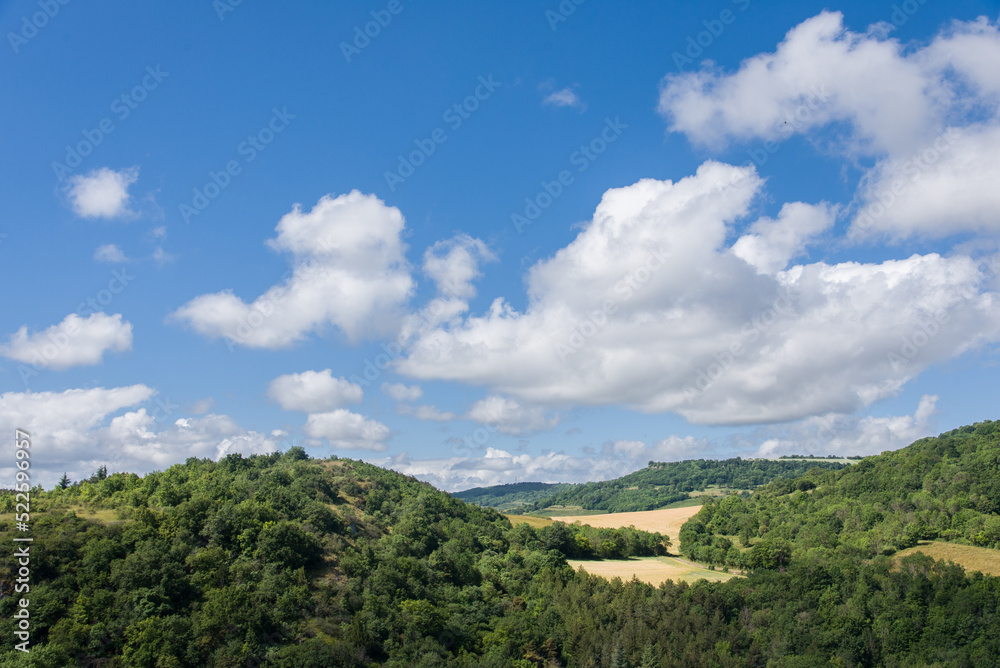 un paysage rural. Un paysage de la campagne en France. Vue sur des champs et des collines boisées.