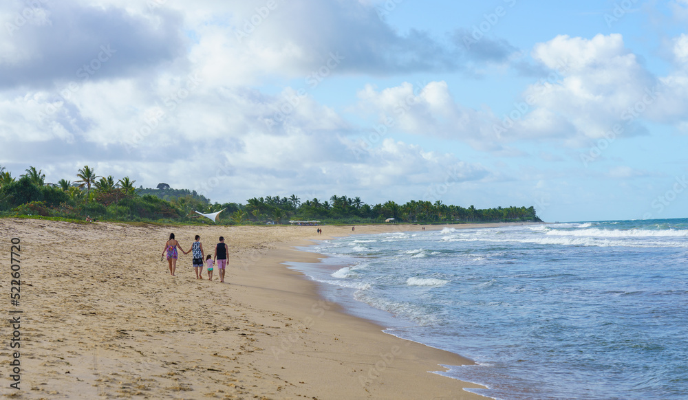 familia passeando de mãos dadas em ferias no litoral Caribenho 