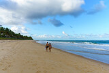 casal eterno caminhando sobre a areia de uma linda praia vazia no litoral nordestino 