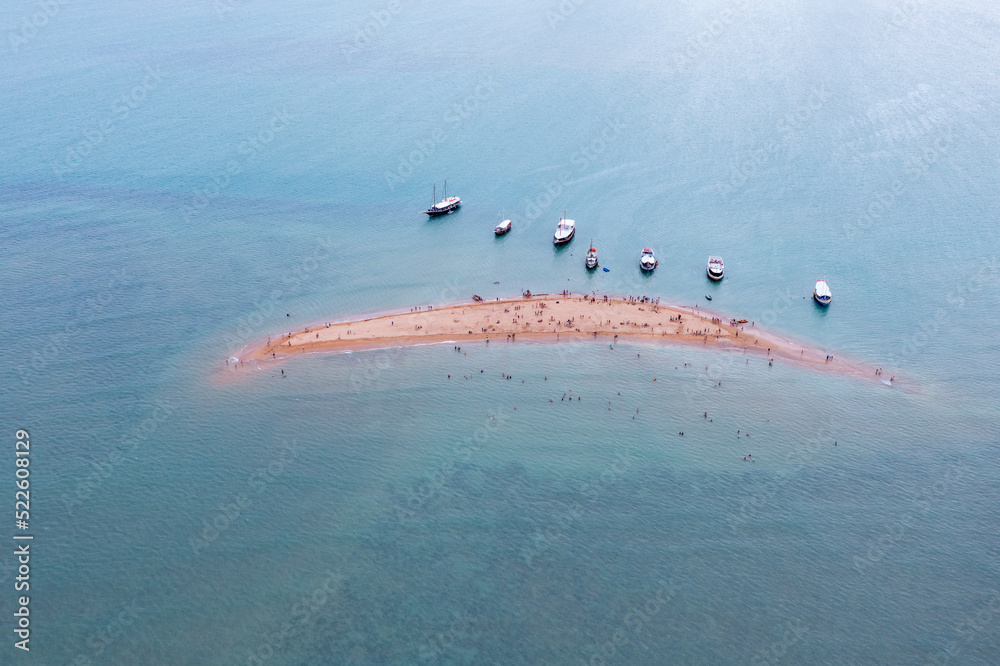 vista aérea da Coroa do Alto no litoral da Bahia. Pequenas embarcações transportando turistas para mergulho.