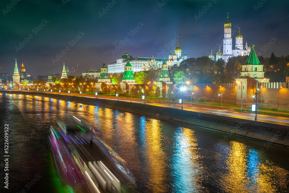 Obraz premium Kremlin illuminated at night with river blurred light trail, Moscow, Russia
