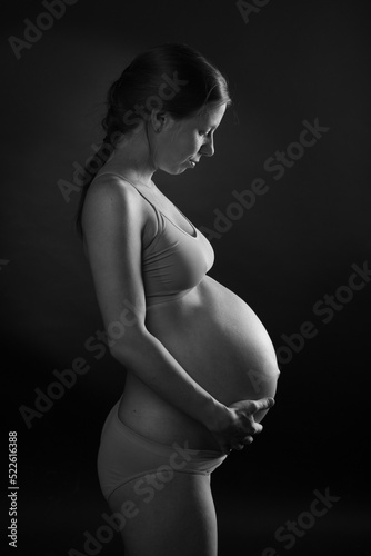 Valokuva pregnant woman, holding her huge belly