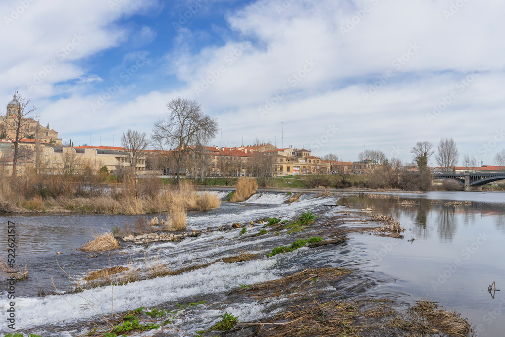 Río Tormes que atraviesa la ciudad de Salamanca (España)