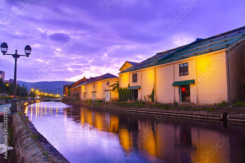 北海道小樽市、浅草橋街園方面から見る夕暮れの小樽運河の倉庫群