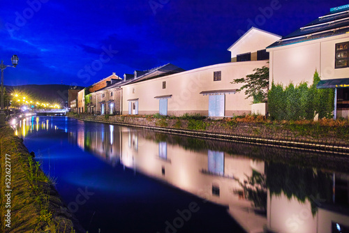 北海道小樽市、小樽運河散策路から見る夜の小樽運河の倉庫群