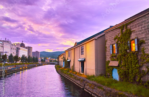 北海道小樽市、浅草橋街園方面から見る夕暮れの小樽運河の倉庫群