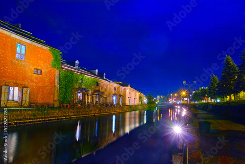 北海道小樽市、小樽運河散策路から見る夜の小樽運河の倉庫群