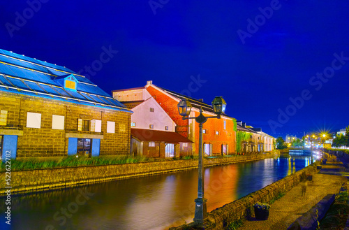 北海道小樽市、小樽運河散策路から見る夜の小樽運河の倉庫群