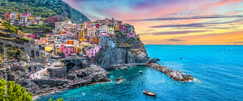Photo Panoramic view of picturesque village Manarola, Cinque Terre, Italy