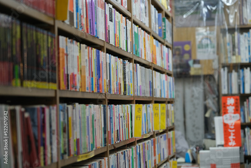 本屋の本棚