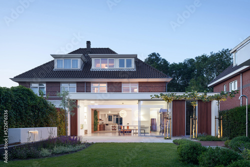 Fototapet Modern luxury villa exterior with glass walls, dusk shot, royal penthouse exteri