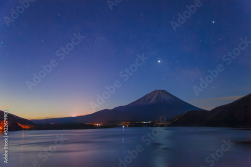本栖湖で眺める夜明けの富士山 山梨県本栖湖にて