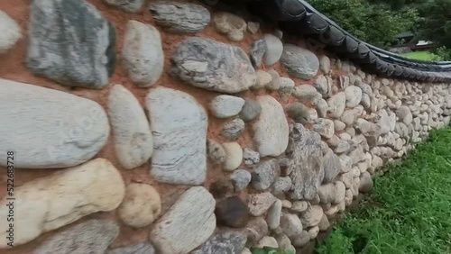 비 오는 날 돌담 길을 걷다