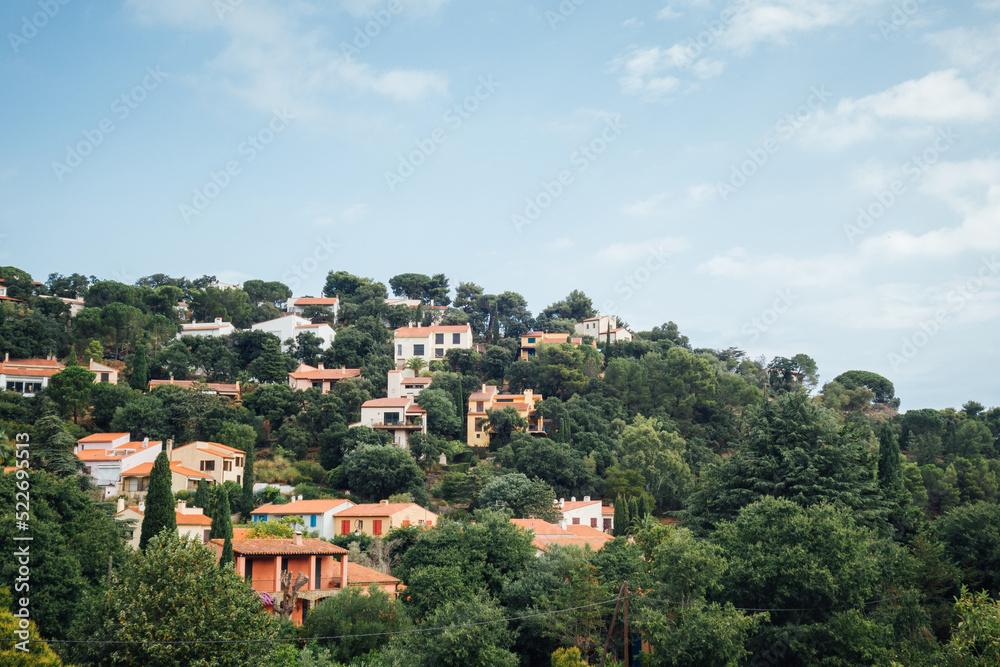 Le village de Collioure. La partie récente du village de Collioure. Des constructions récentes sur des collines de la Côte d'Azur. Un village sur une colline