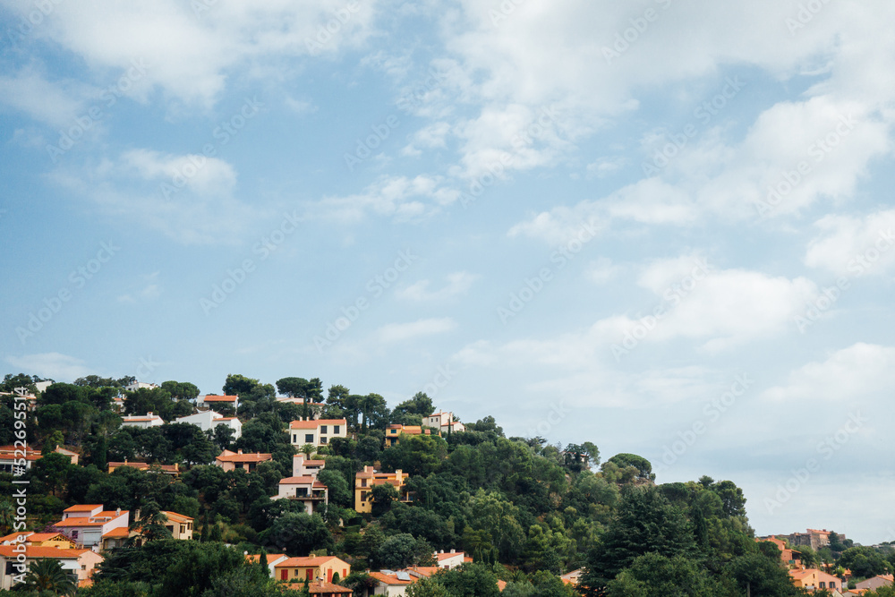 Le village de Collioure. La partie récente du village de Collioure. Des constructions récentes sur des collines de la Côte d'Azur. Un village sur une colline