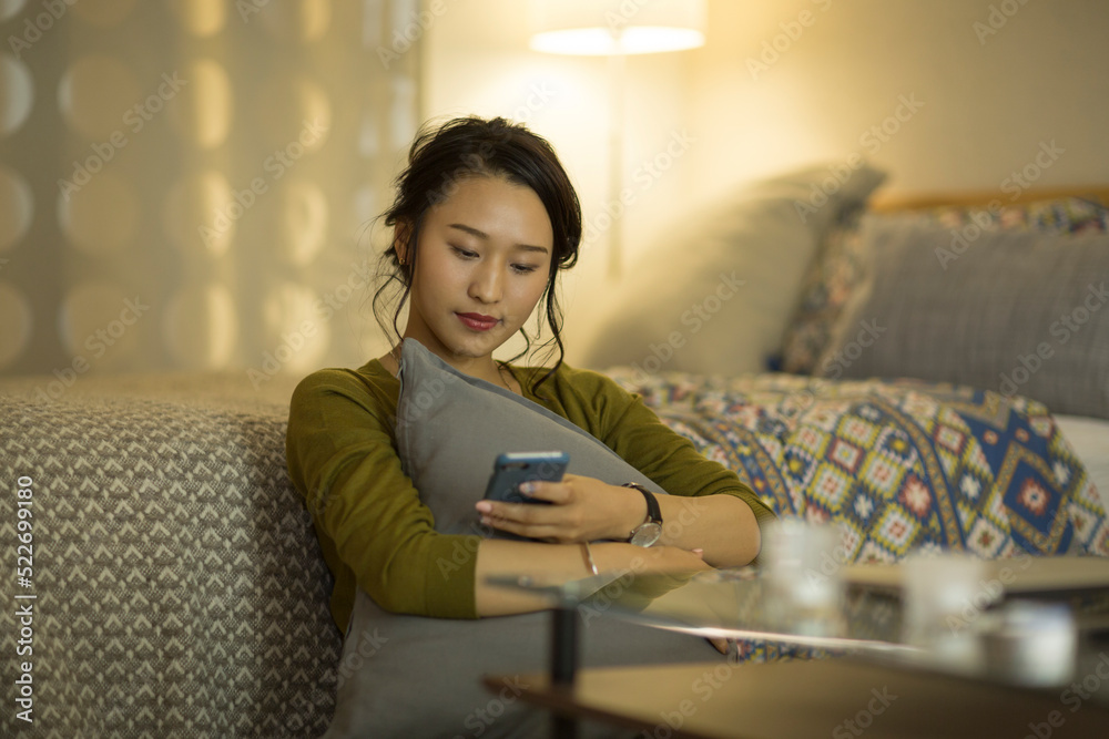 スマートフォンを見る女性 スマートフォンを見る女性