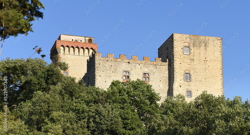Torre del Castellano (Burg von Viesca) vor strahlend blauem Himmel