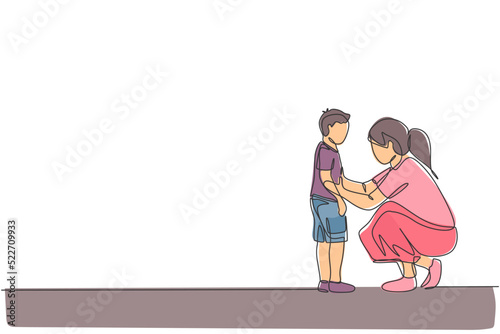 One continuous line drawing of young mother giving some wise advice talk to her son at home, family life. Happy parenting concept. Dynamic single line draw design vector graphic illustration