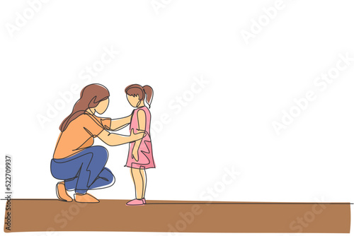 One single line drawing of young happy mom giving some wise advice talk to her daughter at home vector illustration. Parenting education. Family parenthood concept. Modern continuous line draw design