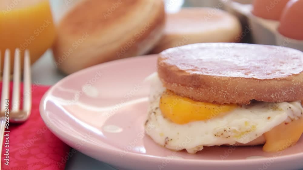 un muffin oeuf et fromage dans une assiette un muffin oeuf et fromage dans une assiette