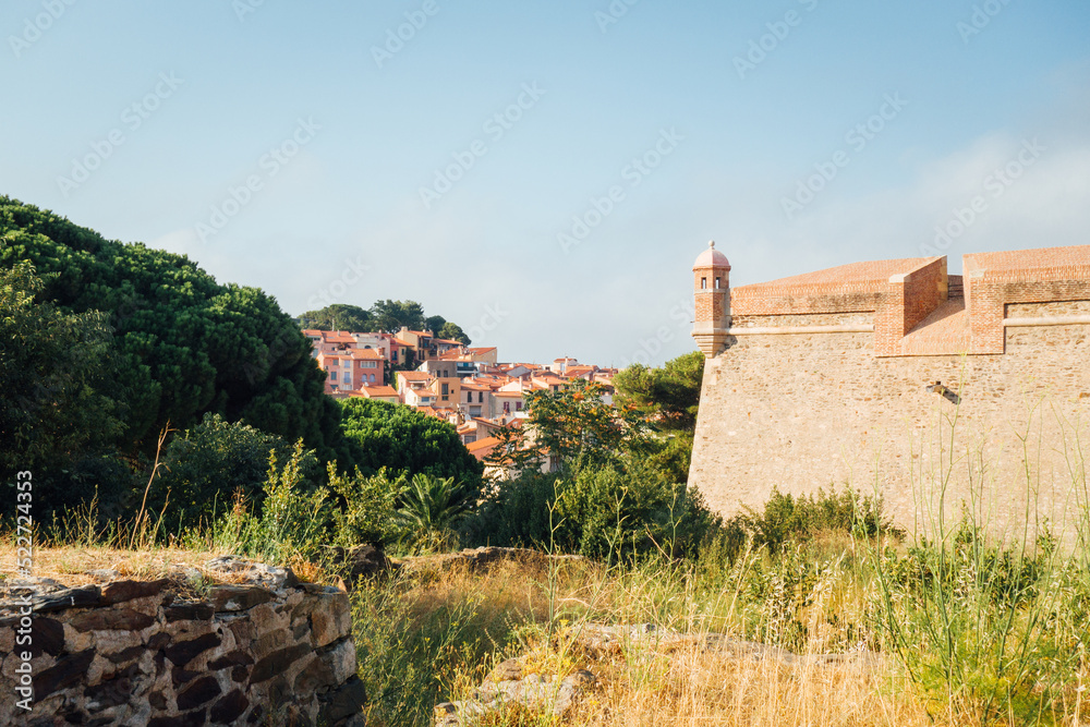 Le château et le village de Collioure. Vue sur le village de Collioure et les remparts du château. Paysage de Catalogne.