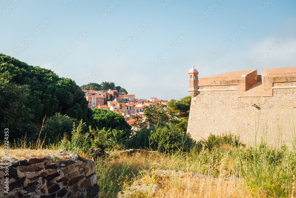 Le château et le village de Collioure. Vue sur le village de Collioure et les remparts du château. Paysage de Catalogne. Le château et le village de Collioure. Vue sur le village de Collioure et les remparts du château. Paysage de Catalogne.