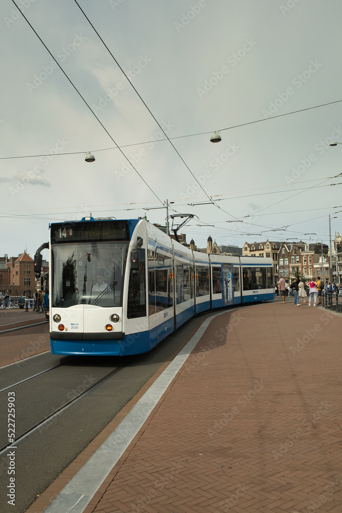 Die Straßenbahn in Amsterdam ist ein wichtiges öffentliches Verkehrsmittel für Touristen