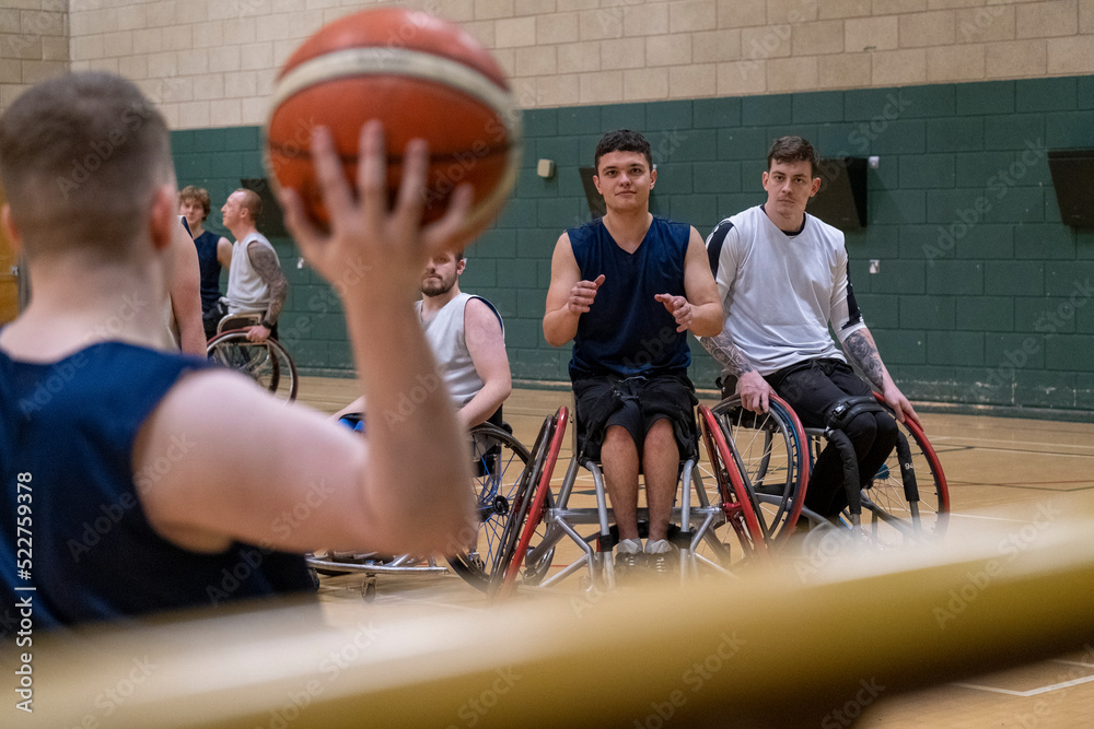 Men in wheelchairs playing basketball - obrazy, fototapety, plakaty 