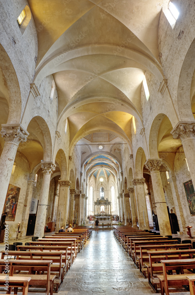 Fototapeta premium Italien - Toskana - Massa Marittima - Kathedrale San Cerbone - Innenansicht