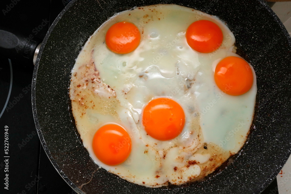 5 Spiegeleier in Bratpfanne