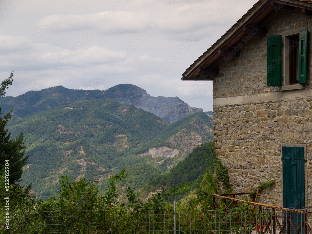 Italia, Toscana, Firenzuola, trekking nella valle e sul fiume Rovigo. Il paese di Casette di Tiara.