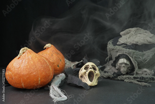 Zucca arancione e simboli di halloween