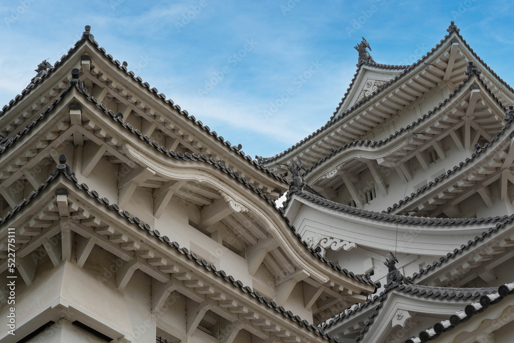 櫓とその屋根の複雑な造形美を表現する国宝姫路城