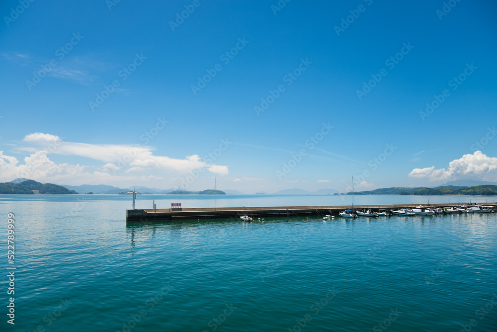 Obraz premium おだやかな瀬戸内海船の旅 出航