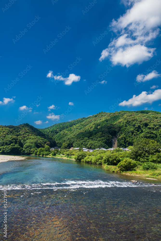 快晴の青空のもと透明な清流錦川が流れる