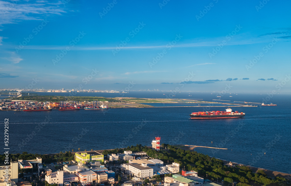 夕日に映える東京湾の城南島、中央防波堤を空から眺める