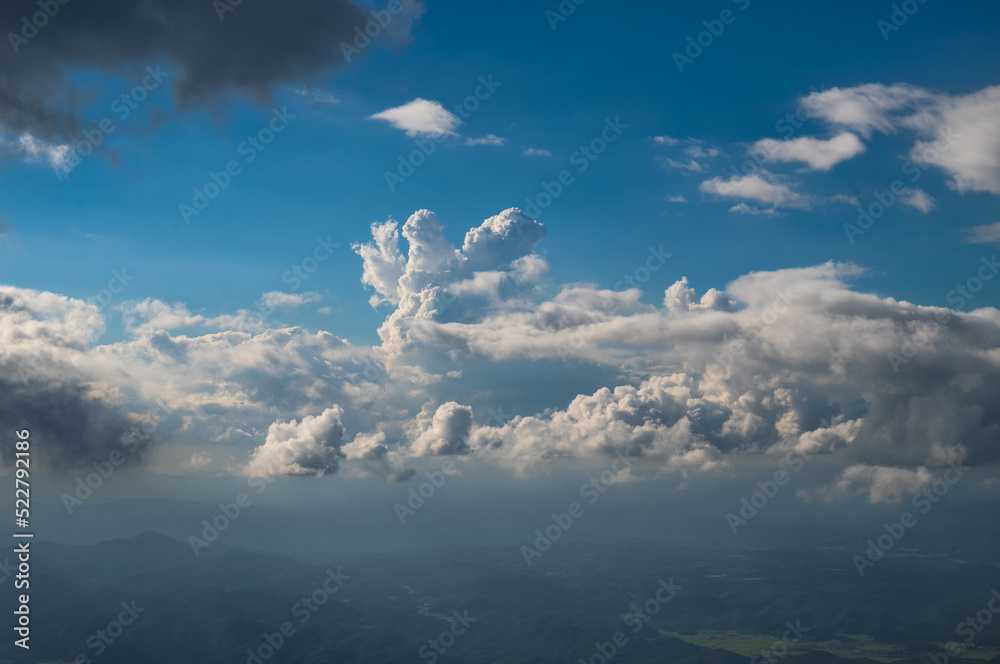 Fototapeta premium 夏の上空の雲と青空