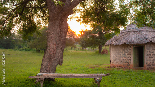 Coucher de soleil sur un village africain vers Kara, Togo, Afrique de l'ouest