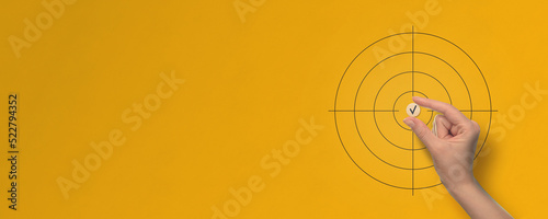Banner giallo sul concetto di obiettivo centrato, spazio riservato al copy photo
