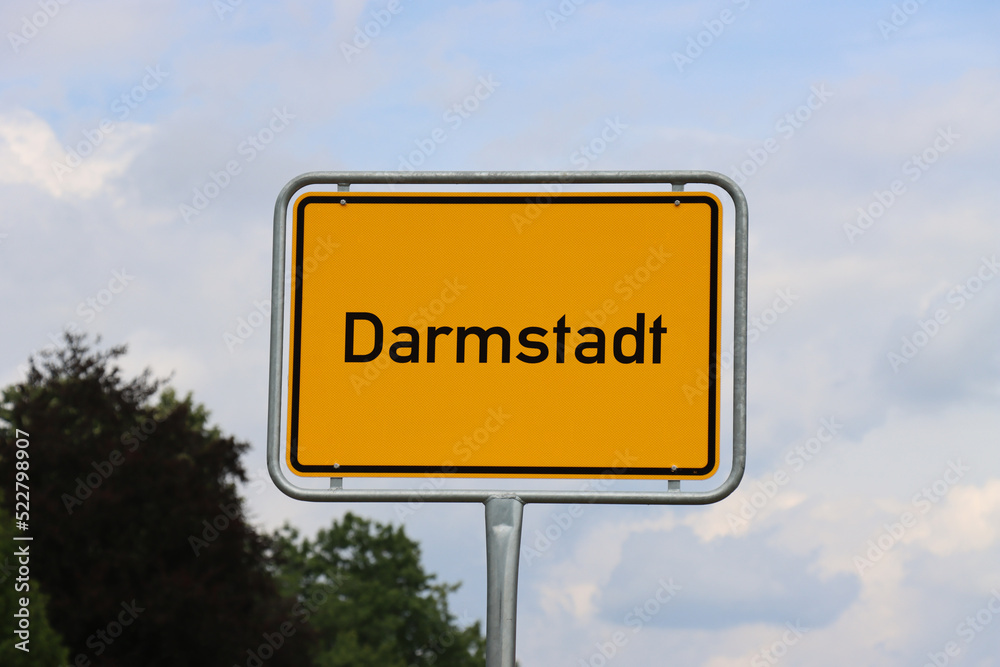 Ortsschild Darmstadt: Orangenes Schild am Ortseingang der Stadt Darmstadt 2022