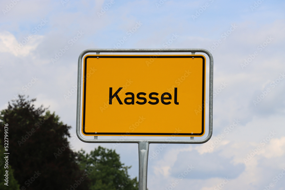 Ortsschild Kassel: Orangenes Schild am Ortseingang der Stadt Kassel 2022