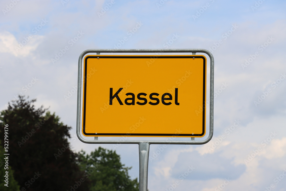 Ortsschild Kassel Orangenes Schild am Ortseingang der Stadt Kassel