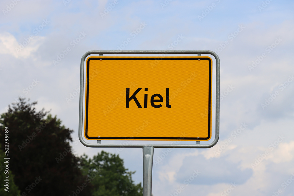 Ortsschild Kiel: Orangenes Schild am Ortseingang der Stadt Kiel 2022