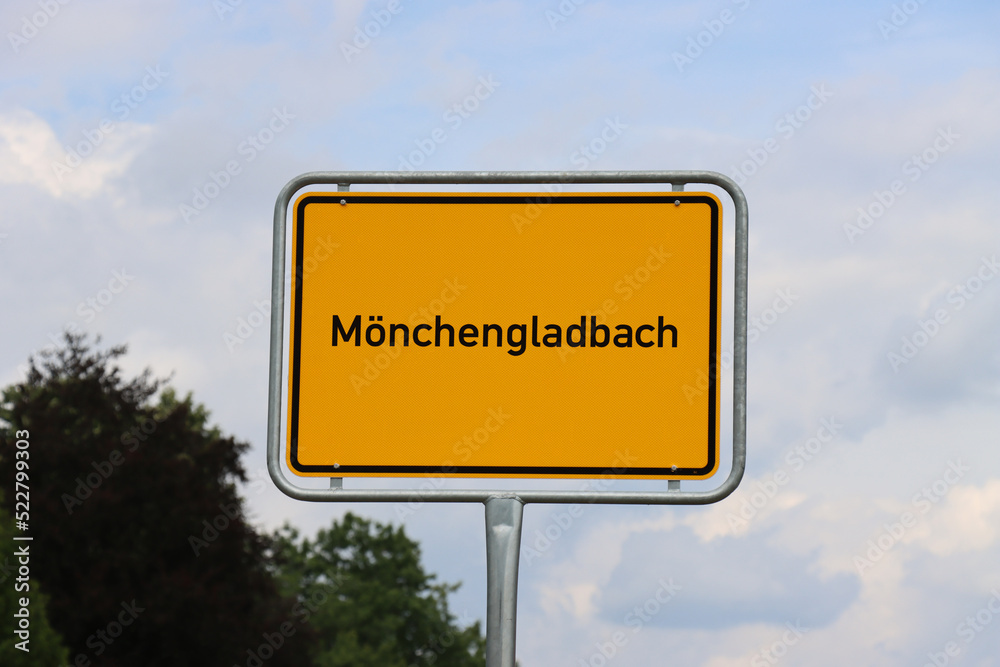 Ortsschild Mönchengladbach: Orangenes Schild am Ortseingang der Stadt Mönchengladbach 2022
